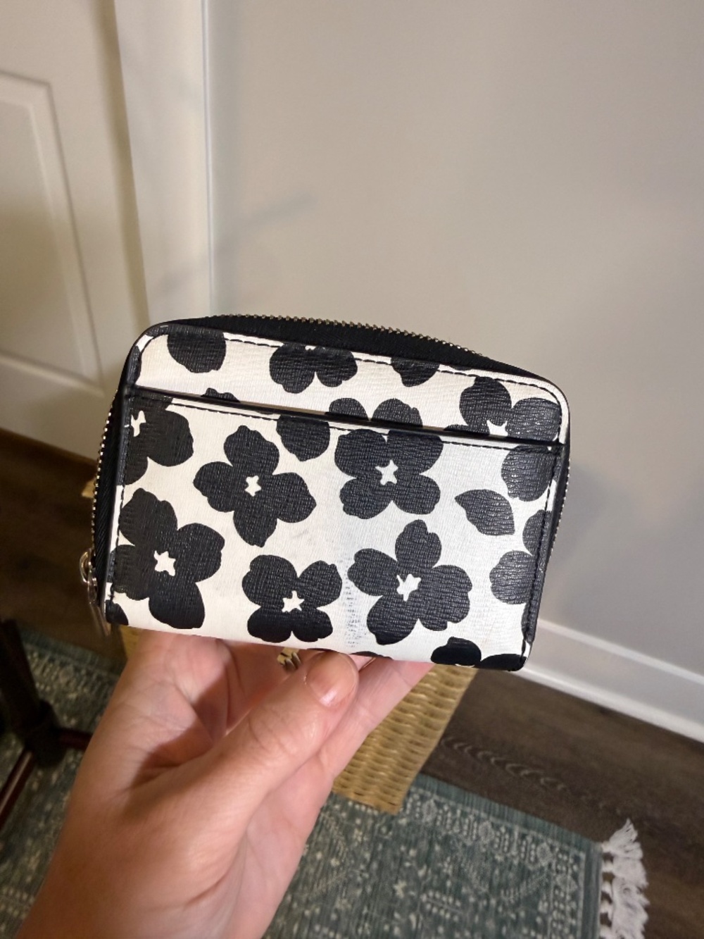 Kate Spade New York Spade Flower Small Compact Wallet / Small Zip Wallet - Picture 2 of 2